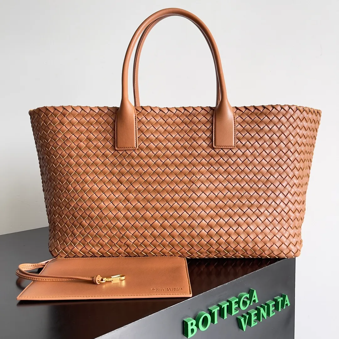 Batch 2860 Classic returns... (large size 51cm) • Cabat, born in 2001, is one of the most iconic styles of the Bottega Veneta workshop. The whole bag is made of top-grade imported lambskin. There is no exposed logo on the whole bag, but with the classic wide woven elements, you can tell who it belongs to at a glance! Can be carried on one shoulder, very practical! Style number: 608811 Size: 51*18*28